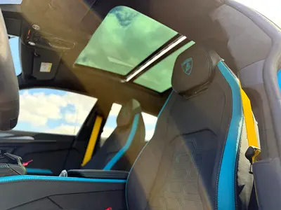 2025 Lamborghini URUS thumbnail 4