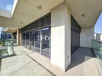 Corner Unit I Light Finishings I Unfurnished