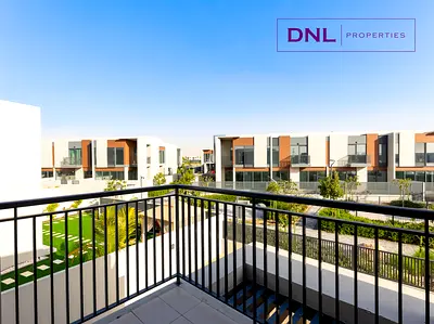 4 Bedroom \\ Spacious \\ Single Row \\ Large Plot