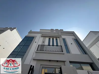 فيلا ثلاثة طوابق خمسة غرف ماستر تكييف مركزي في الحوشي