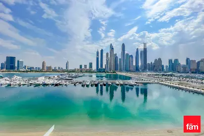 Elegant 1BR Apartment in Emaar Beachfront with Pool