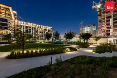 Larg 1br Overlooking Park Big Terrace!