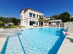 Private Pool | Upgraded | Corner | Single Row