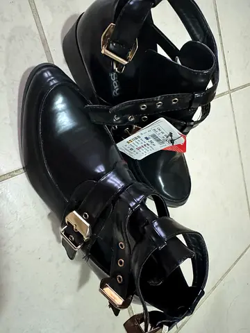 Sinsay Black leather ankle boots with buckle details