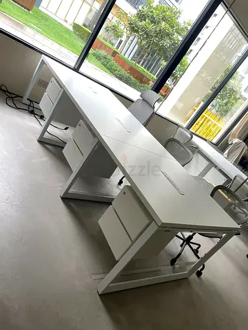 6-Cluster Modern Office Workstation | Sleek and Stylish