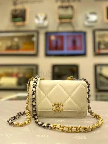 Chanel 19 White Calfskin Quilted Wallet On Chain (Authentic/Brandnew)