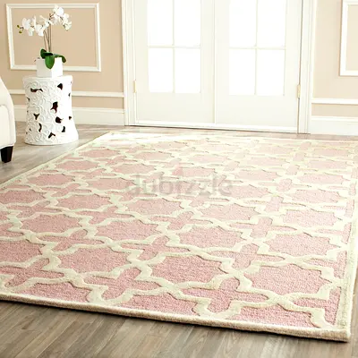 Elegant Modern Area Rug in Soft Pink
