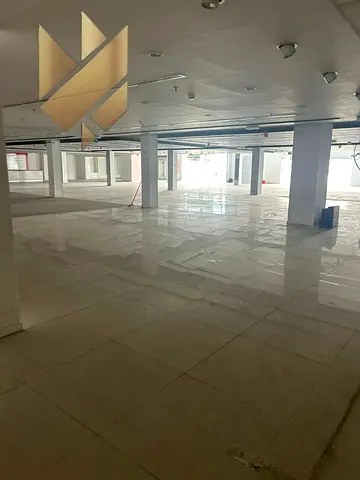 معرض تجاري متكامل للإيجار في الصناعية 4 على الطريق الرئيسي