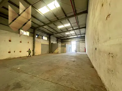 مستوعات - معارض - محلات - مستودع بالصناعيه 13 - كهرباء 31 كيلو واط - مساحه 4600 الف قدم