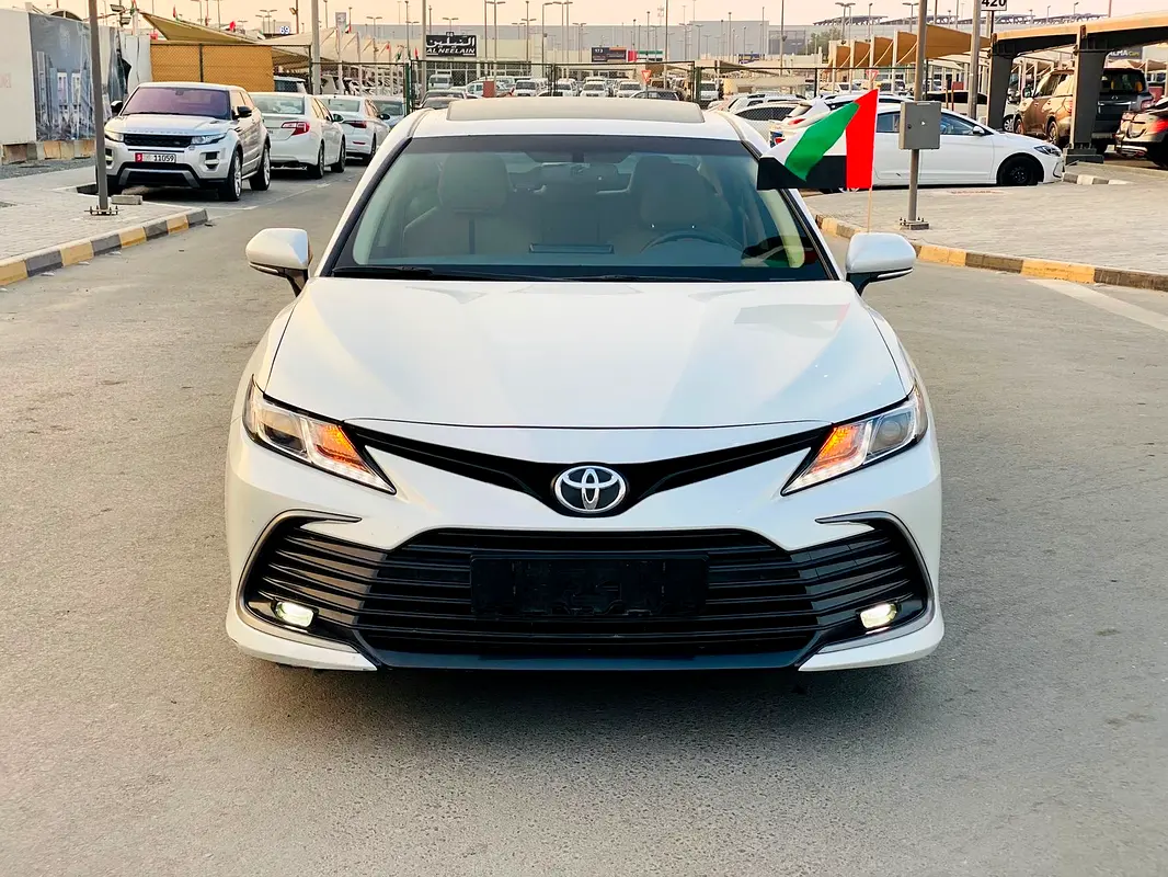 Toyota Camry 2023 — photo 1 of 14