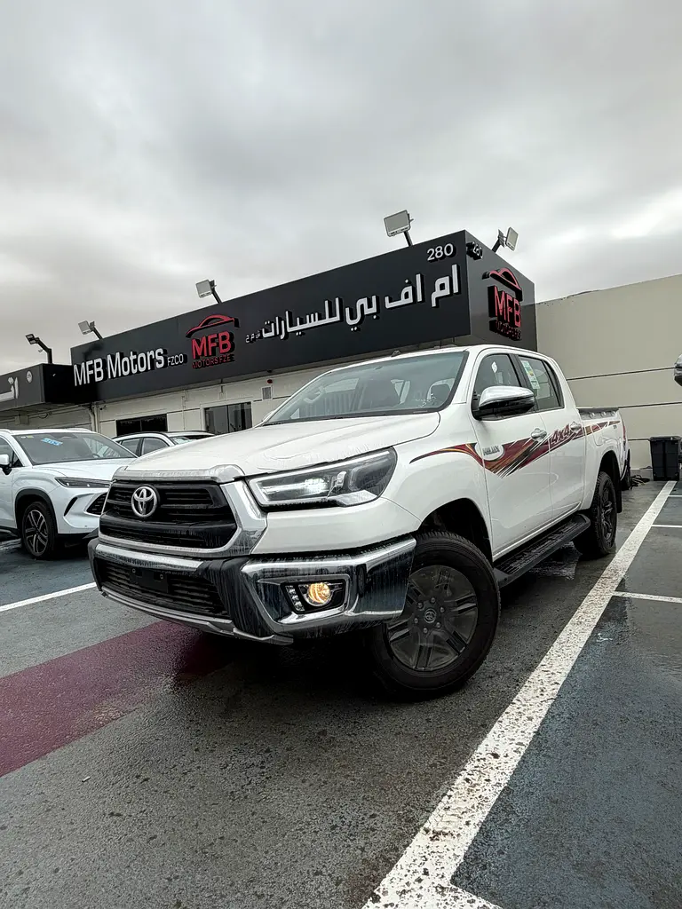 Toyota Hilux 2026 — photo 1 of 11