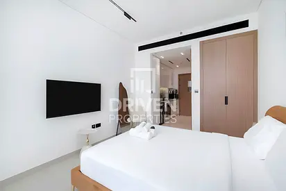 Modern Layout Studio | High Floor | Community View