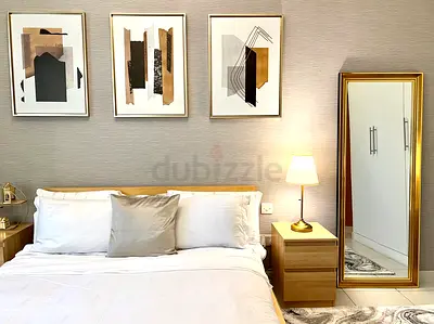Spacious private room in a clean apartment in DIFC next to Financial Centre metro - For 1 girl