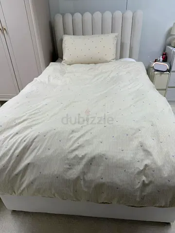 Comfortable Bed with Soft Bedding(The price included bed+mattress+storage chair)