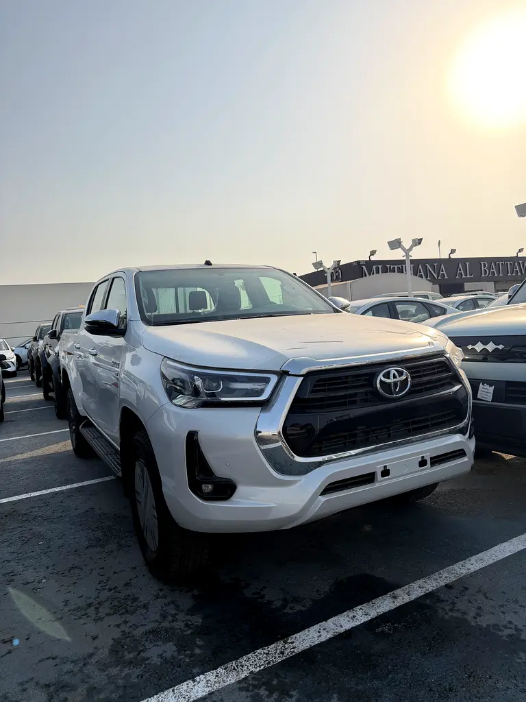 Toyota Hilux 2026 — photo 1 of 9