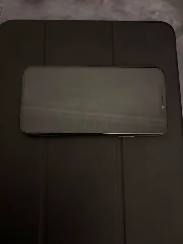 ايفون xs نظيف جداً مافيه اي مشاكل ابدا كل شي فيه اصلي وغير مبدل مافيه خدوش مخزن كانه جديد غير مستخدم