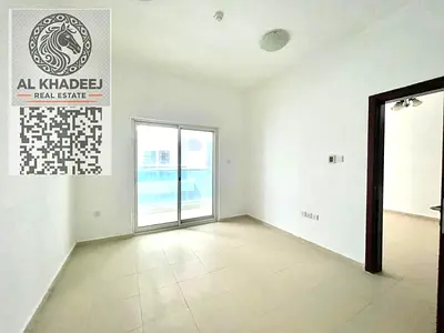 غرفه وصاله بمساحه كبيره وبلكونه باطلاله بابراج السيتي تاور النعيميه 3 بجوار جميع الخدمات
