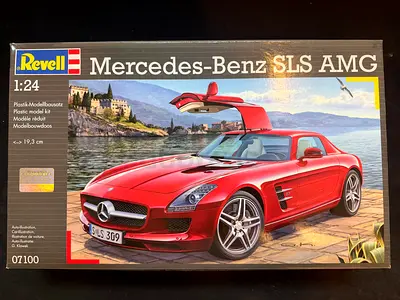 Revell 1:24 Mercedes-Benz SLS AMG Model Kit (Sealed / New)