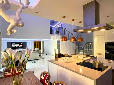 Fully upgraded Duplex | High floor |