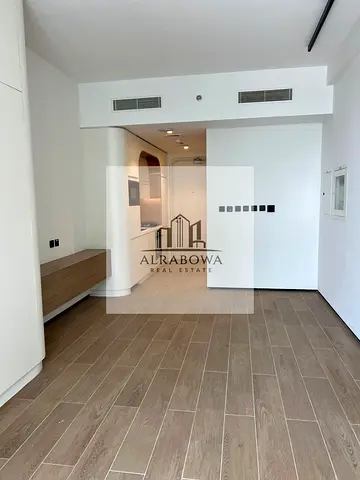 استوديو حديث | رايز ريزيدنسز JVC | إطلالات على المسبح والمدينة