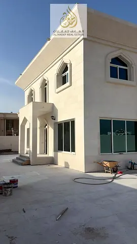 فيلا سوبر ديلوكس للبيع في الرمثا بالشارقة دورين بمساحة 13,800 قدم مربع مكونة من 5 غرف وصالتين ومجلس وتشطيبات مجددة بالكامل وجاهزة للسكن بسعر قابل للتف