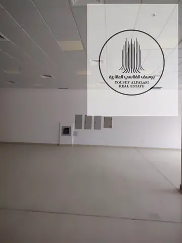 فرصة استثمارية ضخمة للإيجار – محل تجاري بمساحة كبيرة جدًا على شارع خليفة الرئيسي في الراشدية 1 | موقع استراتيجي وحركة تجارية قوية