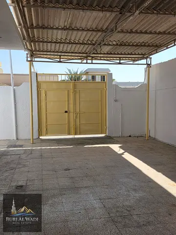 بيت عربي واسع للبيع في منطقة الحزانة / الشارقة على زاوية وشارع رئيسي