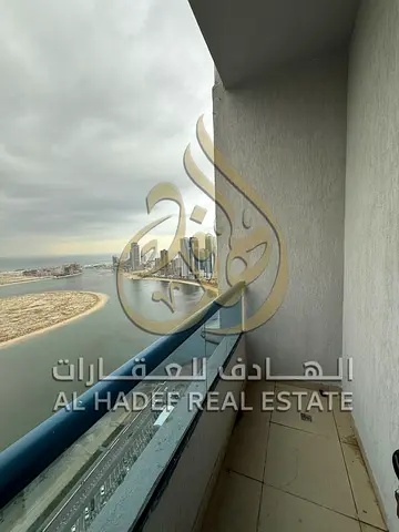 شقة فاخرة متاحة للإيجار السنوي في منطقة الخان بالشارقة، تتميز بموقع استثنائي بإطلالة مباشرة على البحيرة (صف أول) توفر أجواء هادئة ومنظر مفتوح رائع طوا