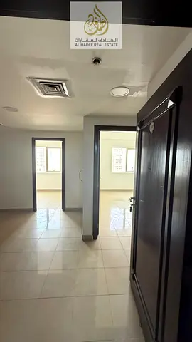 شقة غرفتين وصالة للإيجار السنوي في الشارقة النهدة بموقع مميز قريب من دبي مع صيانة دورية ومساحات مريحة وتصميم عملي