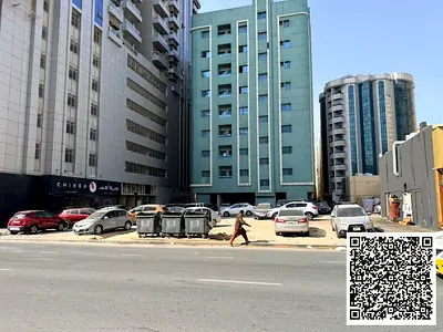 فرصة ممتازة لاستئجار قطعة أرض تجارية في موقع استراتيجي تتميز بإطلالة مباشرة على الشارع الرئيسي.