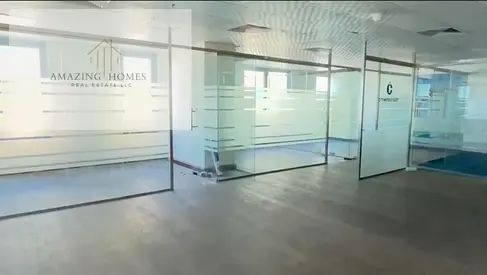 مكتب مجهز بالزجاج | برج القصر 1 | كبائن متعددة | إطلالات على المدينة والطريق