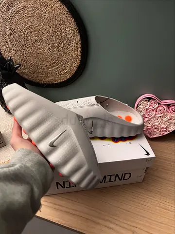 NIKE MIND 001
LT SMOKE GREY/CHROME