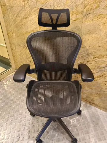 Selling Herman miller Aeron chair with headrest.good conditions only little use