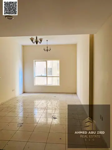 Luxury **apartment with a master bedroom**, very spacious living room, equipped kitchen, and **2 bathrooms**. Close to all services, with **full maint