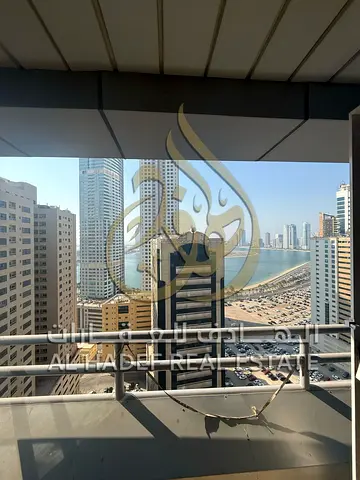 للإيجار في التعاون مقابل أوريانا، شقة 3 غرف وصالة بمساحة واسعة، بلكونة، موزع وغرفة خادمة، مع مزايا مجانية، السعر 70,000 درهم.