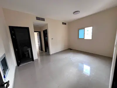 شقة غرفة وصالة للإيجار السنوي في النخيل 2، كورنيش عجمان، ثاني صف من الكورنيش مباشرة. الشقة تتكون من حمامين وغرفة ماستر مع بلكونة واسعة بإطلالة ممتازة