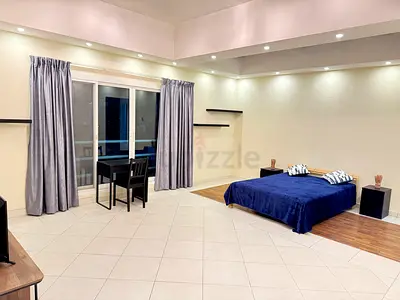 HUGE AND COZY  MASTER ROOM FOR SINGLE OR COUPLE IN VILLA. NO KIDS!