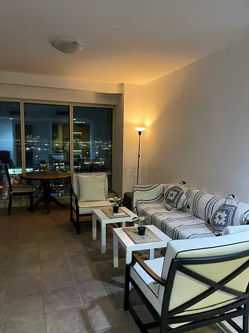 Bed Space in Master room for ladies in DIFC Up tower beside metro