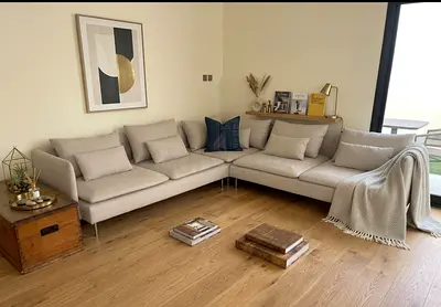 Corner Sofa – Good Condition Beautiful corner sofa with multiple cushions. Clean and well maintained