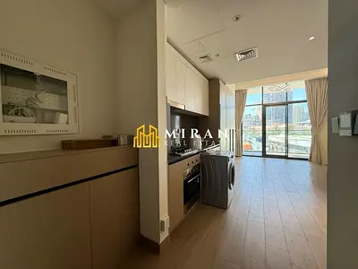 Open View Balcony - High-Quality Living - Luxury Modern Studio