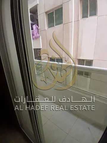 شقة 2 غرف وصالة مع بلكونة و2 حمام، تقسيم عملي وموقع مميز بالرولة