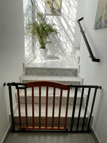 Child Safety Gate (extendable, with all pieces included)