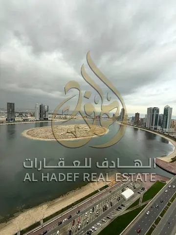 الخان، الشارقة | غرفتين وصالة ومجلس | غرفة خادمة واستور | إطلالة مباشرة على البحيرة | 75 ألف 💎