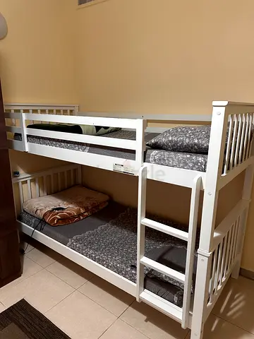 White twin bunk bed, wooden frame, selling with mattress , without pillow, best sheets, blankets.