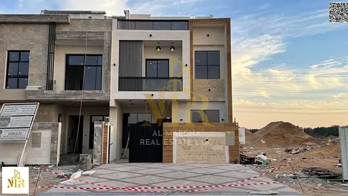 فرصة ذهبية لامتلاك فيلا فاخرة وعصرية للبيع | 3 طوابق + سطح | السعر يشمل رسوم التسجيل | تمويل بنكي ميسر | ملكية حرة لجميع الجنسيات