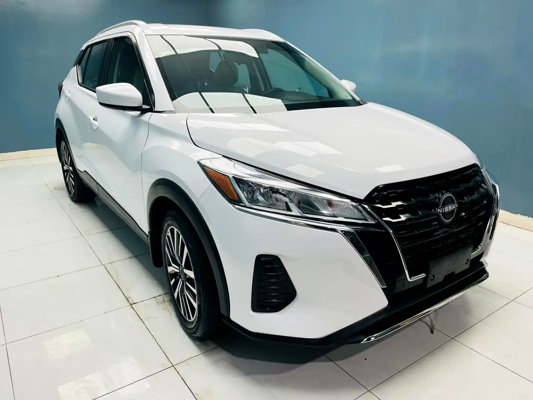 Nissan Kicks 2023 — photo 1 of 17