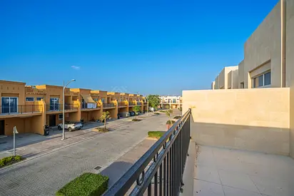 SINGLE ROW | VACANT | 4 BR TOWNHOUSE