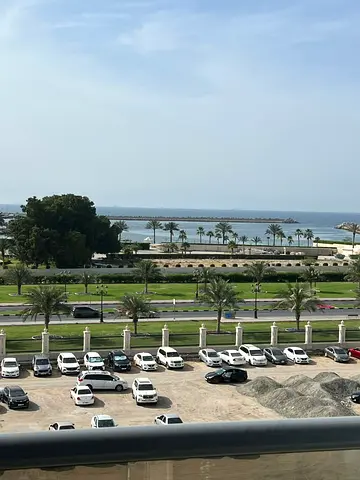 غرفه وصاله مع بلكون اطلاله بحريه شقه عائليه جميله أول ساكن موقع مميز في الشارقه القليعه متاح نموذج أمامي وخلفى