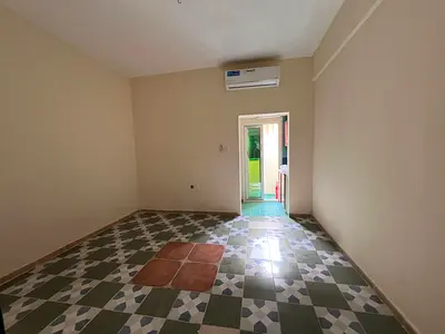 استديو مساحة مناسبة تصميم عملي مطبخ مجهز بلكون  حمام بناية عائلية