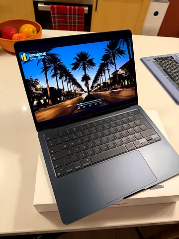 MacBook Air 13.6 (M2, 8GB RAM, 256GB SSD)